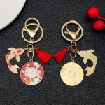 Porte-cles-porte-bonheur-japonais-emaille-a-charms-maneki-neko-picture-1