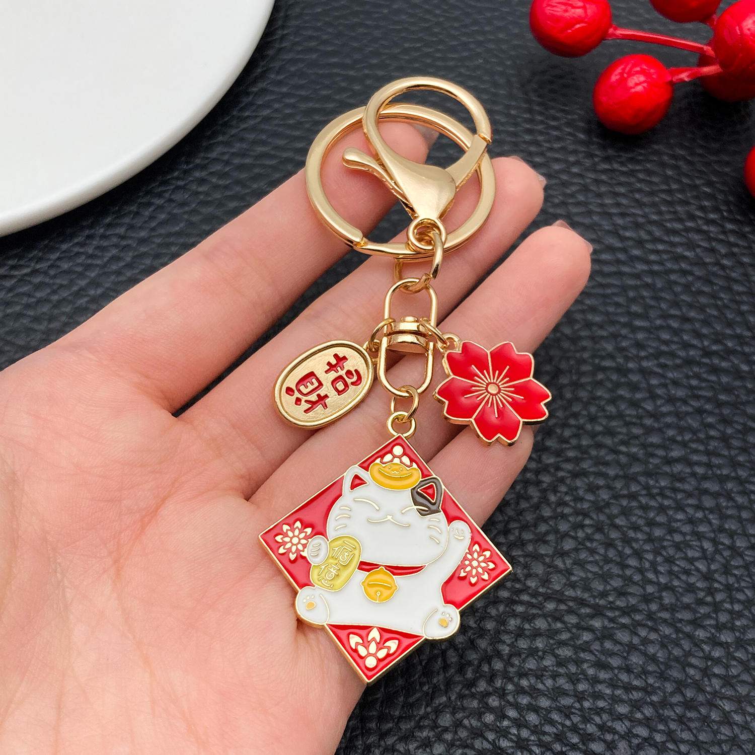 Porte-cles-porte-bonheur-japonais-emaille-a-charms-maneki-neko-picture-5