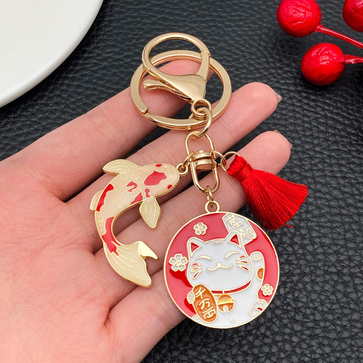 Porte-cles-porte-bonheur-japonais-emaille-a-charms-maneki-neko-picture-6