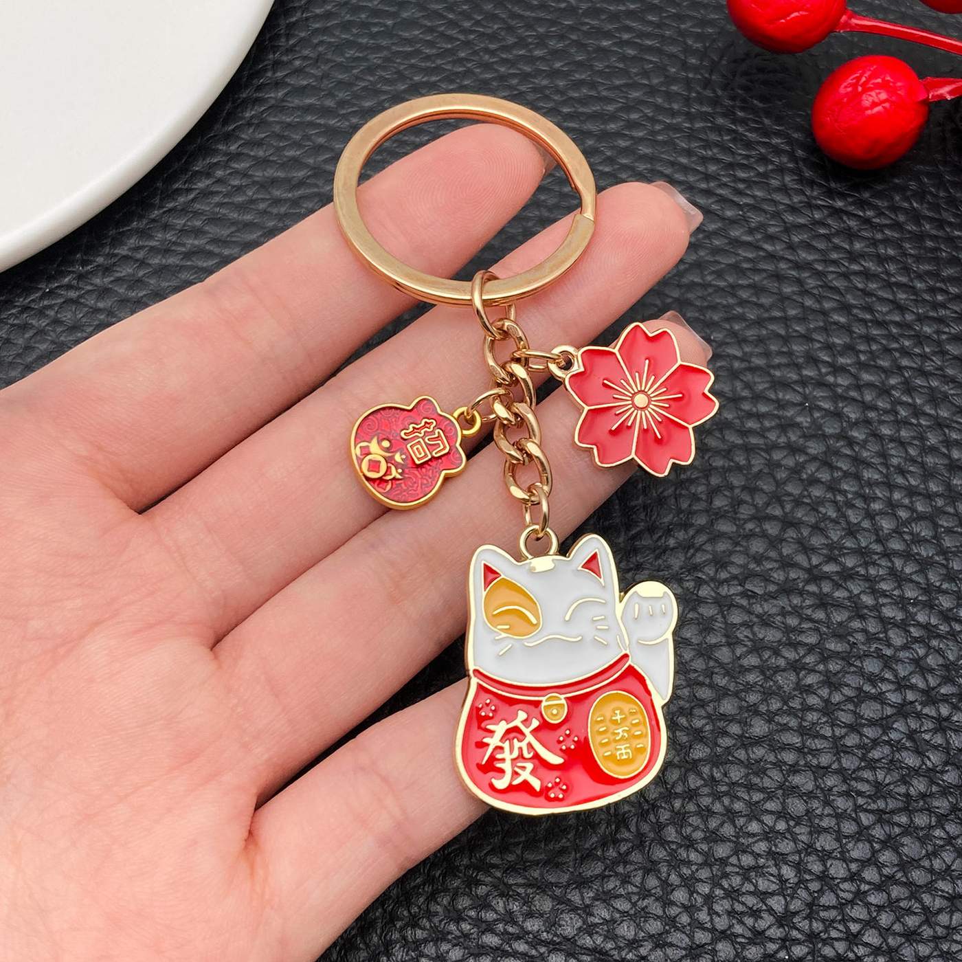 Porte-cles-porte-bonheur-japonais-emaille-a-charms-maneki-neko-picture-8