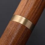 Porte-cure-dents-pelican-en-bois-naturel-avec-bande-decorative-en-laiton-dore-picture-5