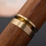 Porte-cure-dents-pelican-en-bois-naturel-avec-bande-decorative-en-laiton-dore-picture-6