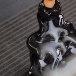Porte-encens à cascade en céramique noire avec effet de fumée descendante sur montagne
