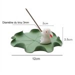 Porte-encens pour la méditation en céramique avec lapin et base en feuille de lotus