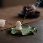 Porte-encens pour la méditation en céramique avec lapin et base en feuille de lotus