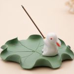 Porte-encens pour la méditation en céramique avec lapin et base en feuille de lotus