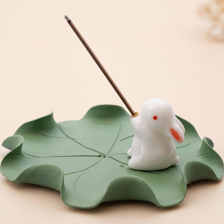 Porte-encens pour la méditation en céramique avec lapin et base en feuille de lotus