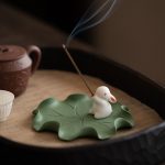 Porte-encens pour la méditation en céramique avec lapin et base en feuille de lotus