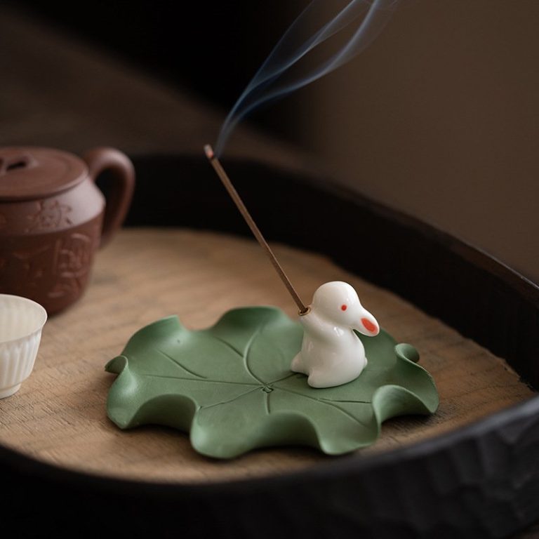 Porte-encens pour la méditation en céramique avec lapin et base en feuille de lotus
