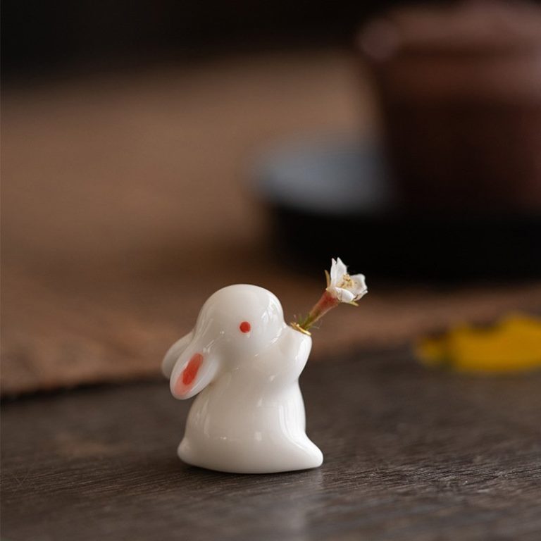 Porte-encens pour la méditation en céramique avec lapin et base en feuille de lotus