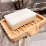 Porte-savon en bambou naturel avec rainures sculptées auto-drainantes et patins antidérapants