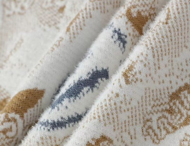 Pull-jacquard-en-maille-epaisse-a-motifs-decoratifs-et-finitions-cotelees-picture-3