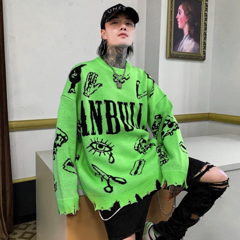 Pull-maille-oversize-streetwear-orne-de-symboles-punk-et-de-finitions-destructur-picture-1