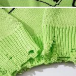 Pull-maille-oversize-streetwear-orne-de-symboles-punk-et-de-finitions-destructur-picture-10