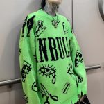 Pull-maille-oversize-streetwear-orne-de-symboles-punk-et-de-finitions-destructur-picture-2