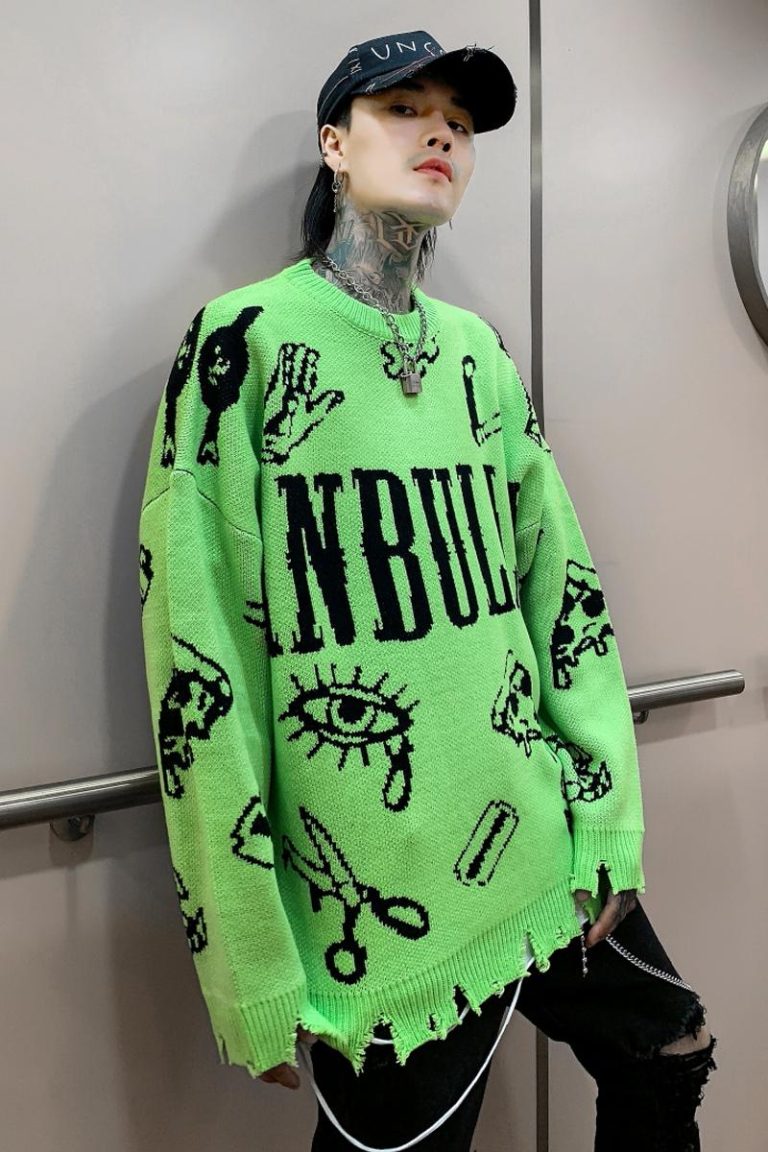 Pull-maille-oversize-streetwear-orne-de-symboles-punk-et-de-finitions-destructur-picture-2