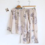 Pyjama-kimono-dinterieur-en-gaze-de-coton-a-pivoines-et-papillons-picture-2