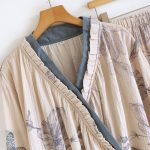 Pyjama-kimono-dinterieur-en-gaze-de-coton-a-pivoines-et-papillons-picture-6
