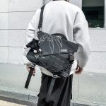Sac-bandouliere-homme-streetwear-avec-flammes-et-fermeture-magnetique-picture-1