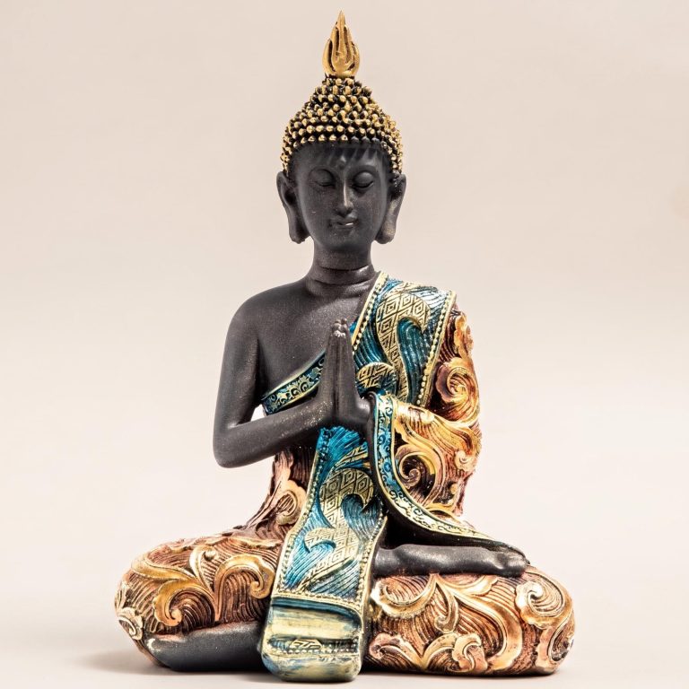 Statue-bouddha-interieur-en-resine-ornee-de-motifs-dores-picture-1-1