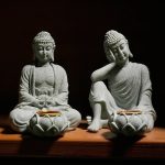 Statue-de-bouddha-assis-en-meditation-avec-porte-encens-integre-sur-fleur-de-lot-picture-1