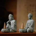 Statue-de-bouddha-assis-en-meditation-avec-porte-encens-integre-sur-fleur-de-lot-picture-2