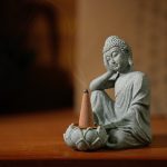 Statue-de-bouddha-assis-en-meditation-avec-porte-encens-integre-sur-fleur-de-lot-picture-4