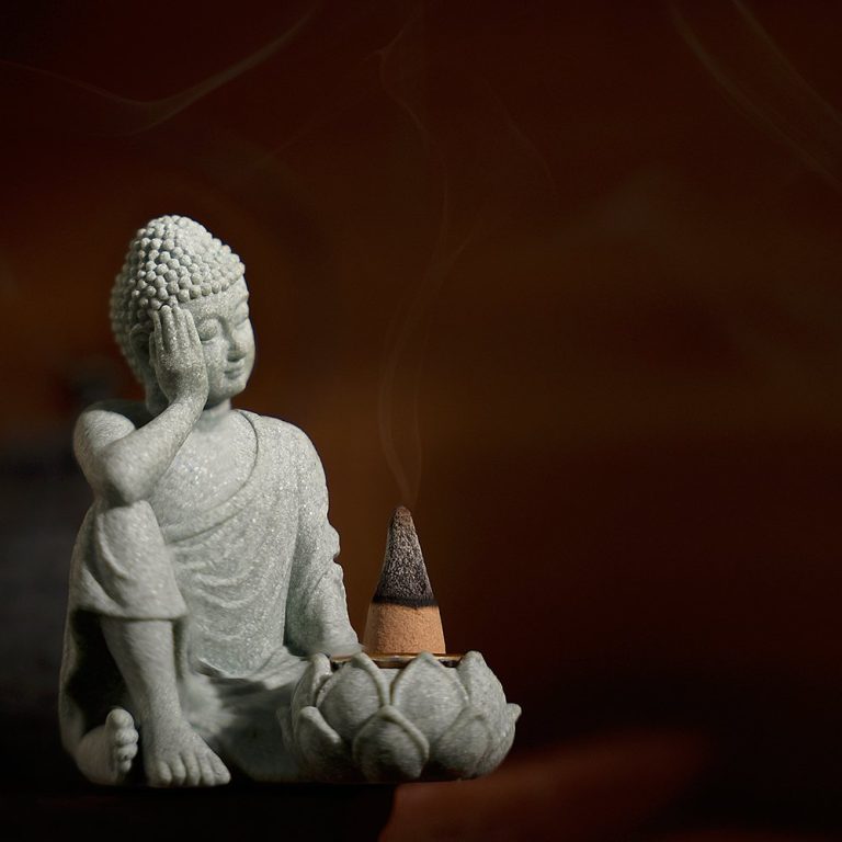 Statue-de-bouddha-assis-en-meditation-avec-porte-encens-integre-sur-fleur-de-lot-picture-6