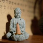 Statue-de-bouddha-assis-en-meditation-avec-porte-encens-integre-sur-fleur-de-lot-picture-7
