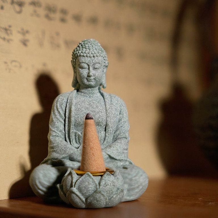 Statue-de-bouddha-assis-en-meditation-avec-porte-encens-integre-sur-fleur-de-lot-picture-7