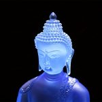 Statue de bouddha médecine en résine translucide bleue avec tige de lotus sculptée