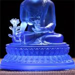 Statue de bouddha médecine en résine translucide bleue avec tige de lotus sculptée