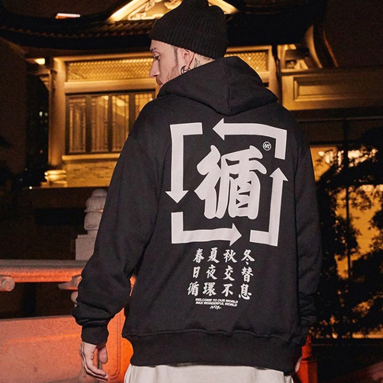 Sweat-a-capuche-streetwear-avec-calligraphie-japonaise-et-fleches-directionnelle-picture-2