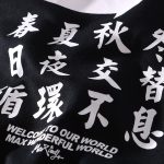 Sweat-a-capuche-streetwear-avec-calligraphie-japonaise-et-fleches-directionnelle-picture-3