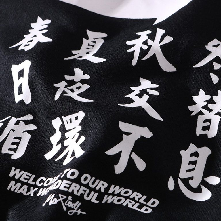 Sweat-a-capuche-streetwear-avec-calligraphie-japonaise-et-fleches-directionnelle-picture-3