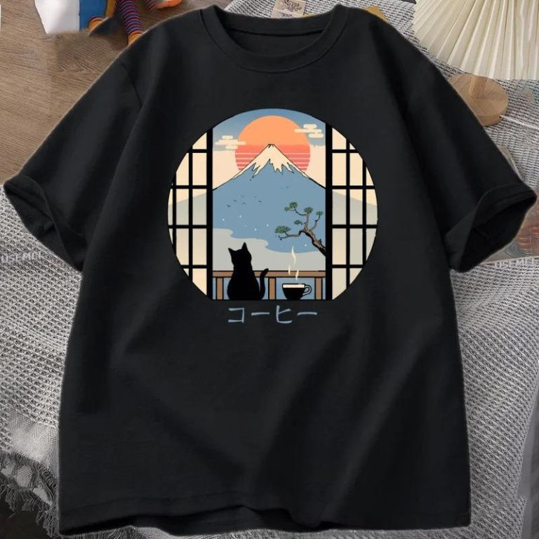 T-shirt-a-motif-japonais-avec-un-chat-noir-contemplant-le-Mont-Fuji-au-coucher-d-picture-1