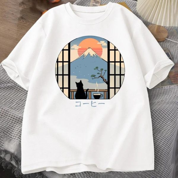 T-shirt à motif japonais avec un chat noir contemplant le Mont Fuji au coucher de soleil