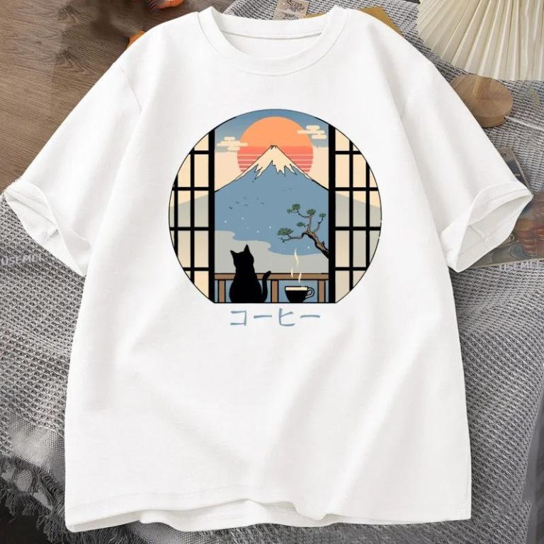 T-shirt-a-motif-japonais-avec-un-chat-noir-contemplant-le-Mont-Fuji-au-coucher-d-picture-2