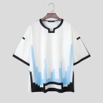 T-shirt-blanc-homme-oversize-a-motifs-geometriques-pixelises-et-bordures-contrastees-picture-3