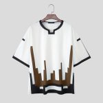 T-shirt-blanc-homme-oversize-a-motifs-geometriques-pixelises-et-bordures-contrastees-picture-4