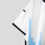 T-shirt-blanc-homme-oversize-a-motifs-geometriques-pixelises-et-bordures-contrastees-picture-6