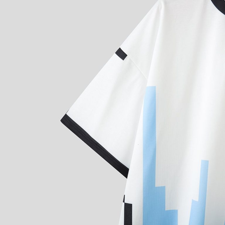 T-shirt-blanc-homme-oversize-a-motifs-geometriques-pixelises-et-bordures-contrastees-picture-6