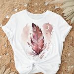 T-shirt-imprime-plume-sur-fond-blanc-avec-eclats-scintillants-et-feuilles-stylis-picture-1