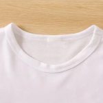 T-shirt-imprime-plume-sur-fond-blanc-avec-eclats-scintillants-et-feuilles-stylis-picture-2