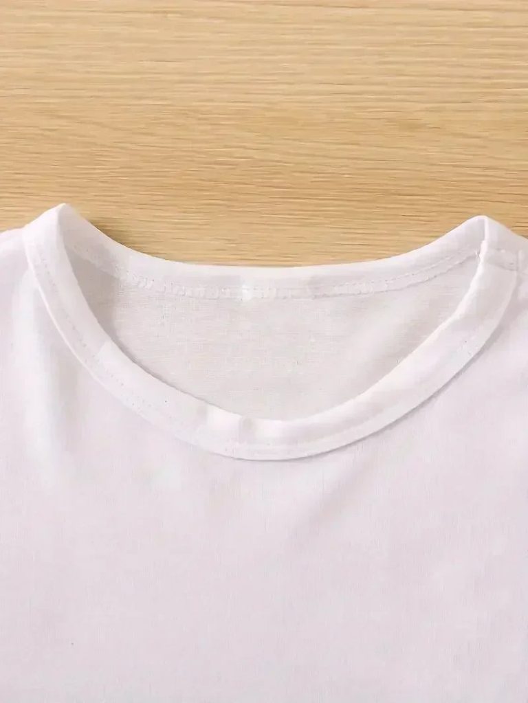 T-shirt-imprime-plume-sur-fond-blanc-avec-eclats-scintillants-et-feuilles-stylis-picture-2