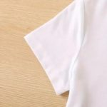 T-shirt-imprime-plume-sur-fond-blanc-avec-eclats-scintillants-et-feuilles-stylis-picture-3
