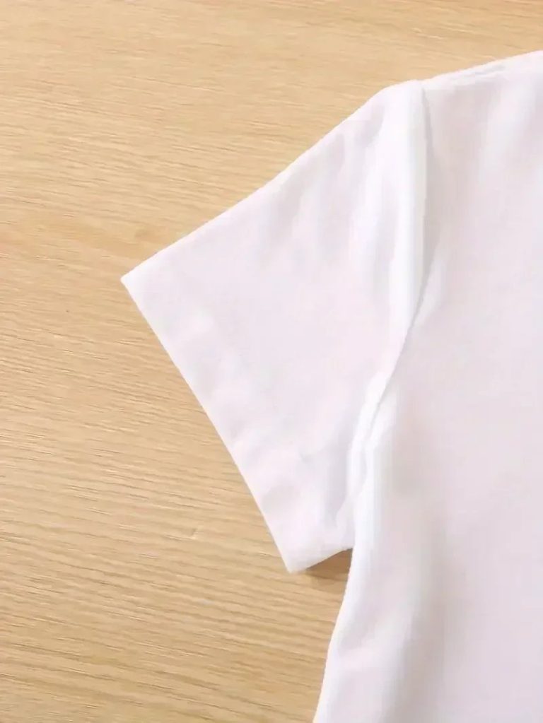 T-shirt-imprime-plume-sur-fond-blanc-avec-eclats-scintillants-et-feuilles-stylis-picture-3
