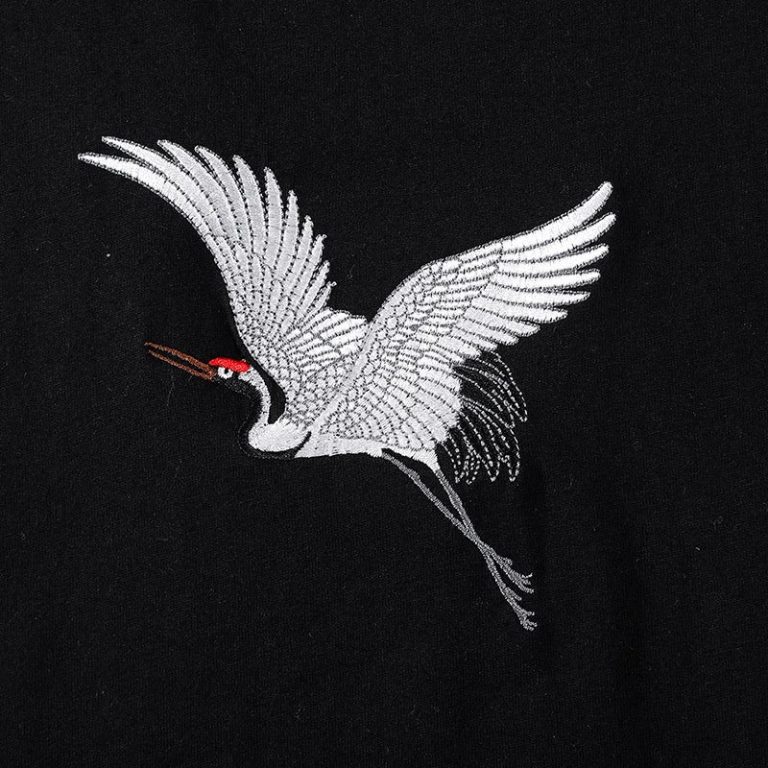 T-shirt-motif-japonais-a-broderie-de-grue-et-pin-dore-picture-3