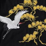 T-shirt-motif-japonais-a-broderie-de-grue-et-pin-dore-picture-4
