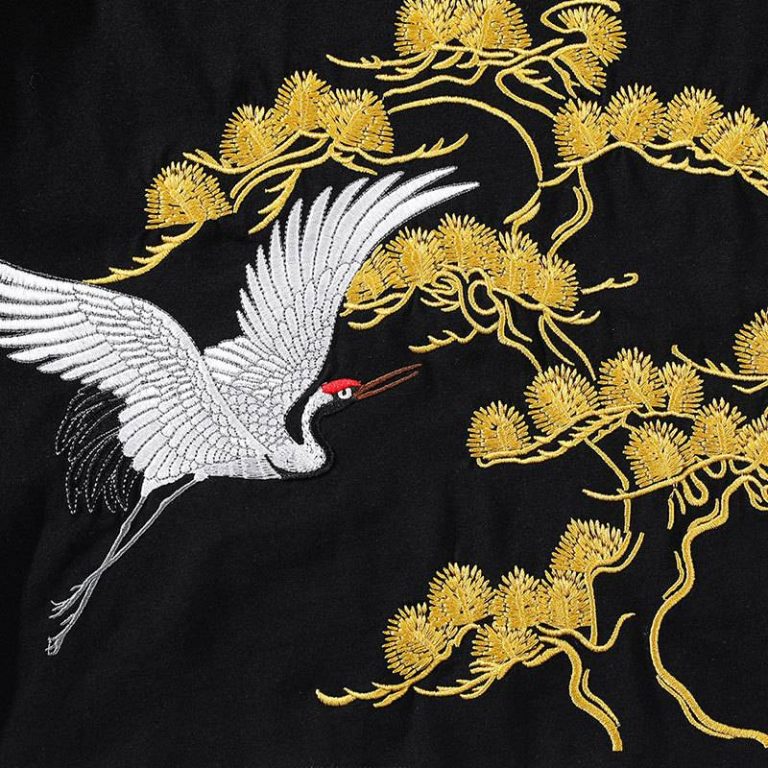 T-shirt-motif-japonais-a-broderie-de-grue-et-pin-dore-picture-4